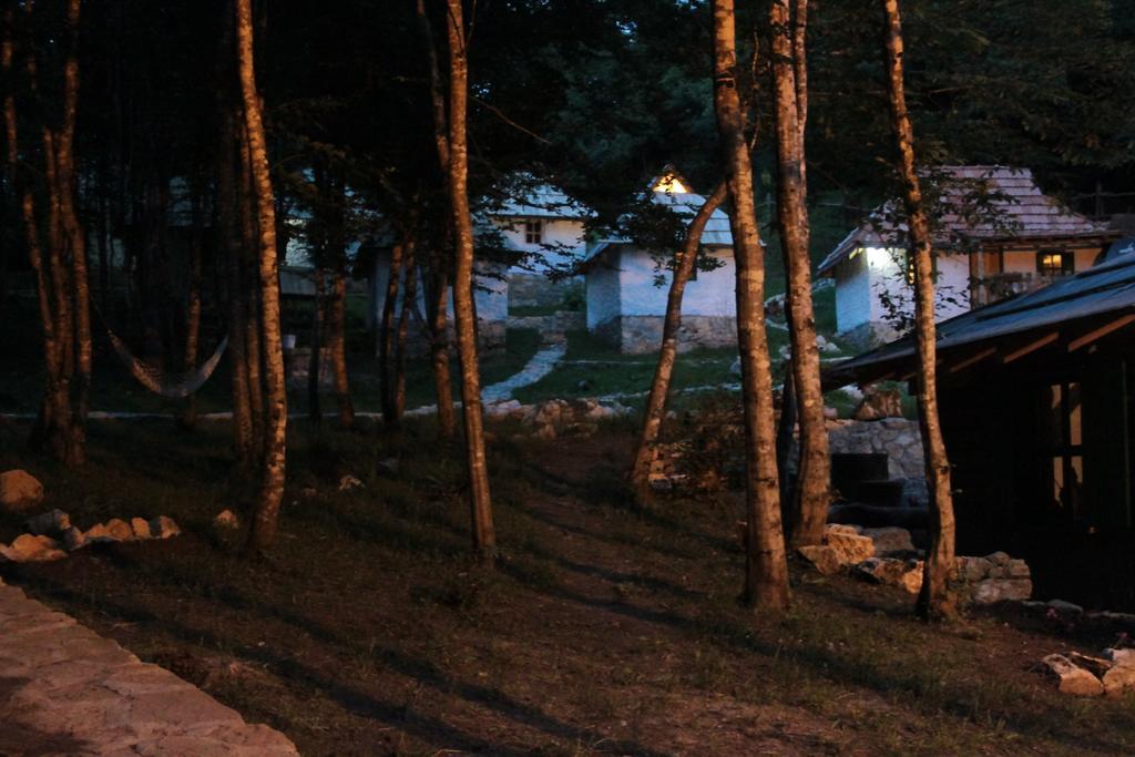 Camp Divlja Rijeka Hotel Hum Ngoại thất bức ảnh