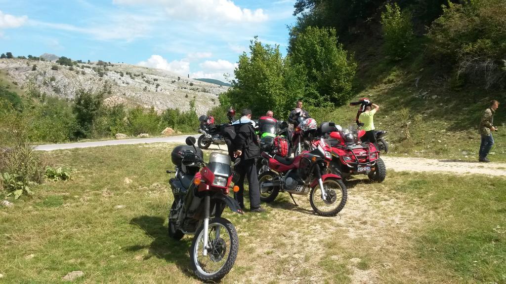 Camp Divlja Rijeka Hotel Hum Ngoại thất bức ảnh